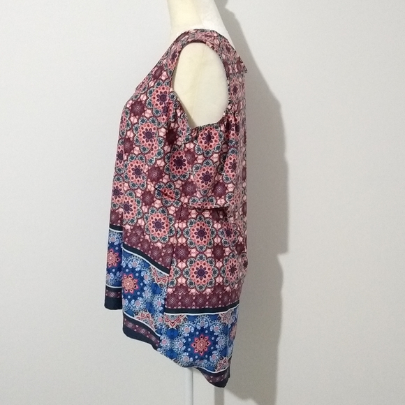 5/$25 RWC Floral Cutout Shoulder Top Large - Picture 4 of 4